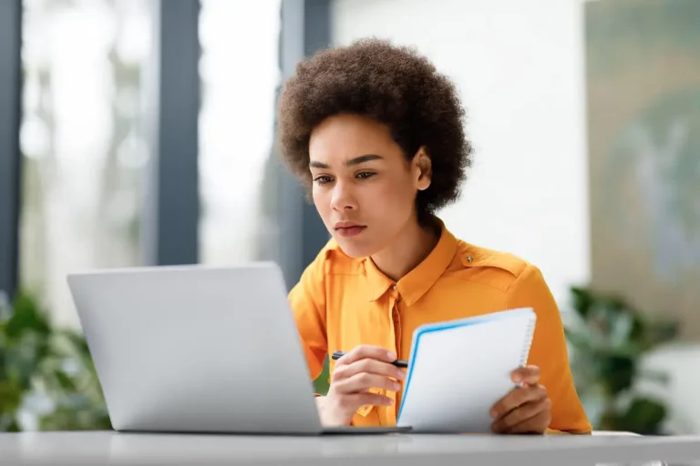 etudiant ordinateur dossier