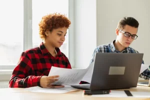etudiants ordinateur papiers