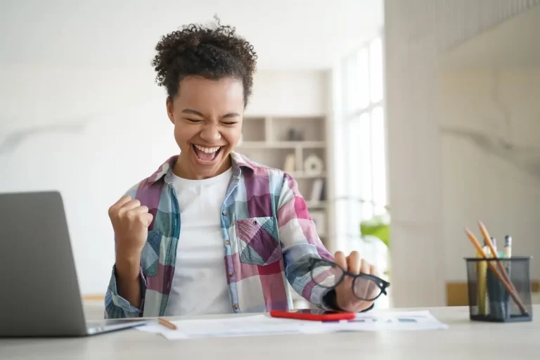 etudiant heureux cheque bourse