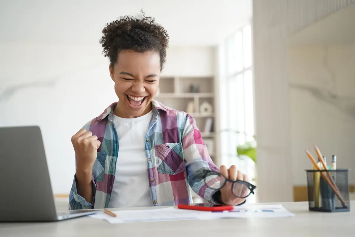 etudiant heureux cheque bourse