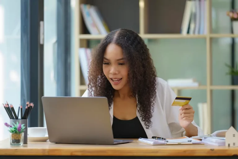 etudiant ordinateur banque