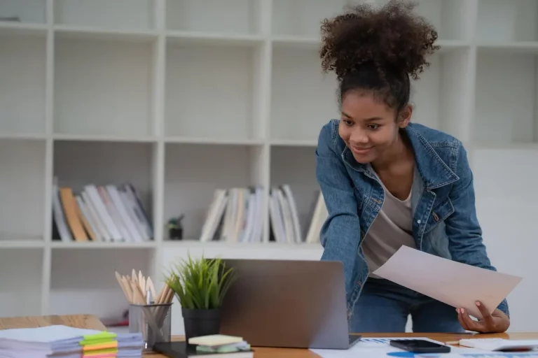 etudiant ordinateur dossiers