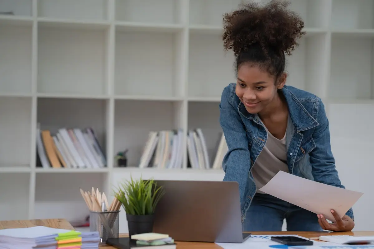 etudiant ordinateur dossiers